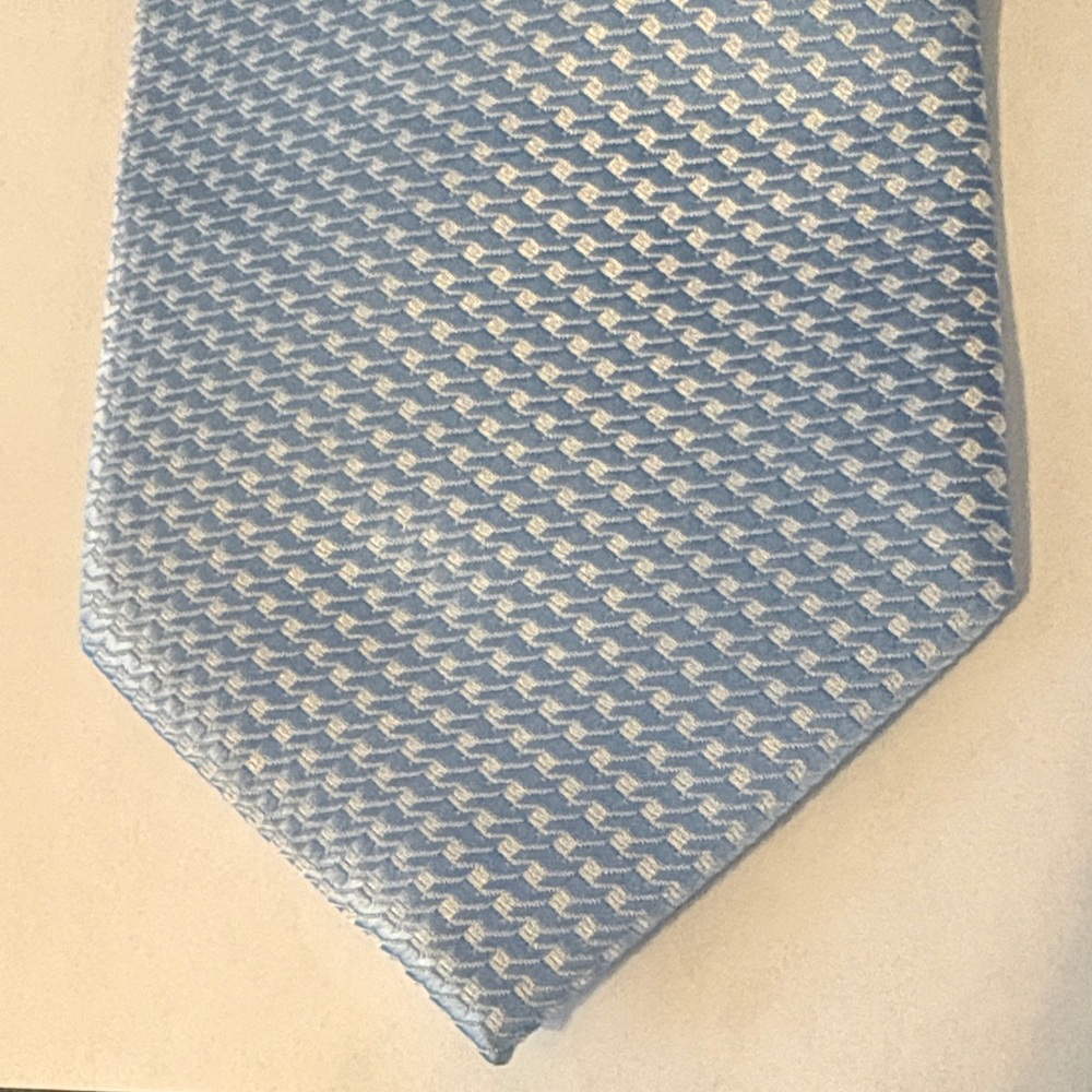 Elegant Blue and White Geometric Silk Tie